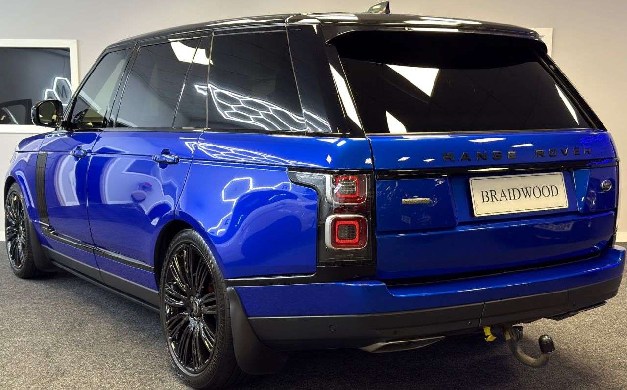 A 2018 LAND ROVER RANGE ROVER 4.4 SD V8 Autobiography SUV 5dr Diesel Auto 4WD Euro 6 (s/s) LWB (339 ps) A 2018 LAND ROVER RANGE ROVER 4.4 SD V8 Autobiography SUV 5dr Diesel Auto 4WD Euro 6 (s/s) LWB (339 ps)
