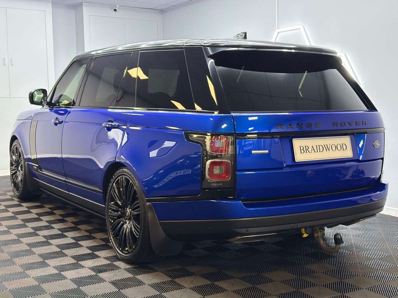 A 2018 LAND ROVER RANGE ROVER 4.4 SD V8 Autobiography SUV 5dr Diesel Auto 4WD Euro 6 (s/s) LWB (339 ps) A 2018 LAND ROVER RANGE ROVER 4.4 SD V8 Autobiography SUV 5dr Diesel Auto 4WD Euro 6 (s/s) LWB (339 ps)
