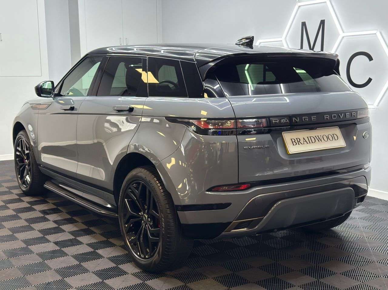 A 2019 LAND ROVER RANGE ROVER EVOQUE 2.0 D180 First Edition SUV 5dr Diesel Auto 4WD Euro 6 (s/s) (180 ps) A 2019 LAND ROVER RANGE ROVER EVOQUE 2.0 D180 First Edition SUV 5dr Diesel Auto 4WD Euro 6 (s/s) (180 ps)