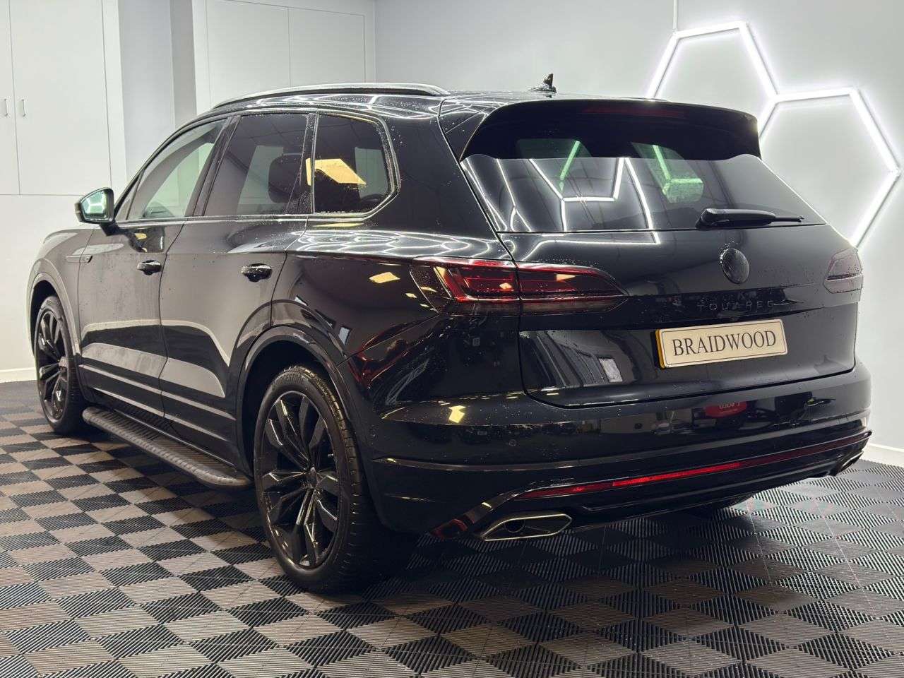 A 2023 VOLKSWAGEN TOUAREG 3.0 TDI V6 R-Line Tech Plus SUV 5dr Diesel Tiptronic 4Motion Euro 6 (s/s) ( A 2023 VOLKSWAGEN TOUAREG 3.0 TDI V6 R-Line Tech Plus SUV 5dr Diesel Tiptronic 4Motion Euro 6 (s/s) (