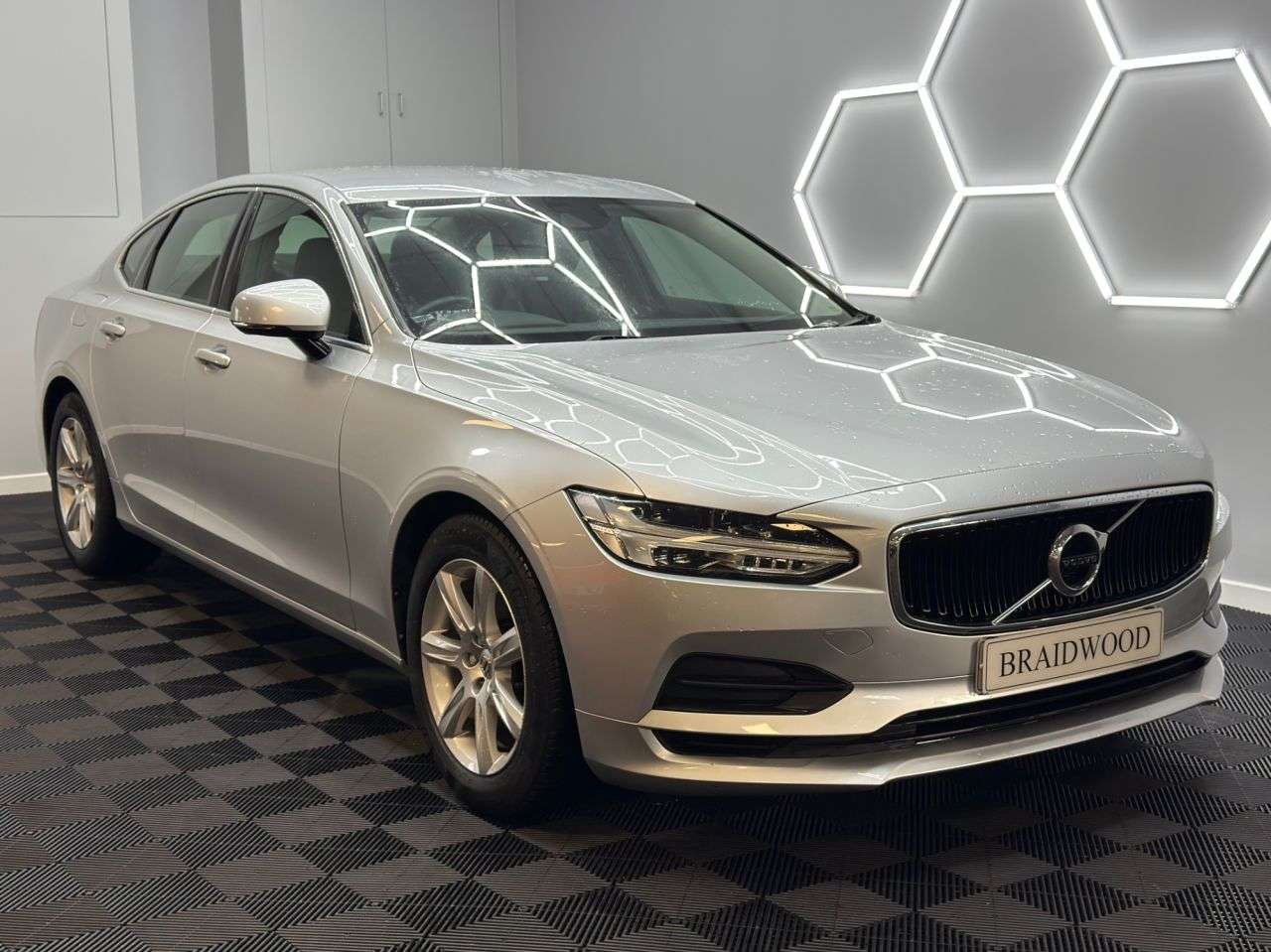 A 2017 VOLVO S90 2.0 D4 Momentum Saloon 4dr Diesel Auto Euro 6 (s/s) (190 ps) A 2017 VOLVO S90 2.0 D4 Momentum Saloon 4dr Diesel Auto Euro 6 (s/s) (190 ps)