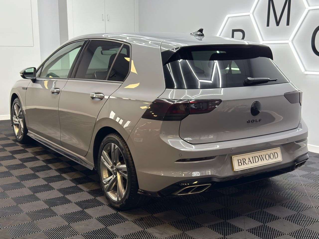 A 2023 VOLKSWAGEN GOLF 1.5 TSI R-Line Hatchback 5dr Petrol Manual Euro 6 (s/s) (130 ps) A 2023 VOLKSWAGEN GOLF 1.5 TSI R-Line Hatchback 5dr Petrol Manual Euro 6 (s/s) (130 ps)