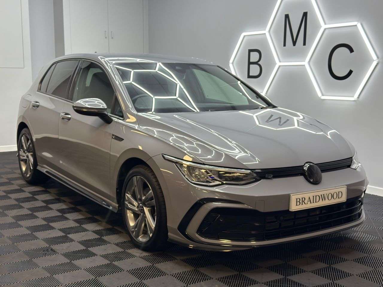 A 2023 VOLKSWAGEN GOLF 1.5 TSI R-Line Hatchback 5dr Petrol Manual Euro 6 (s/s) (130 ps) A 2023 VOLKSWAGEN GOLF 1.5 TSI R-Line Hatchback 5dr Petrol Manual Euro 6 (s/s) (130 ps)