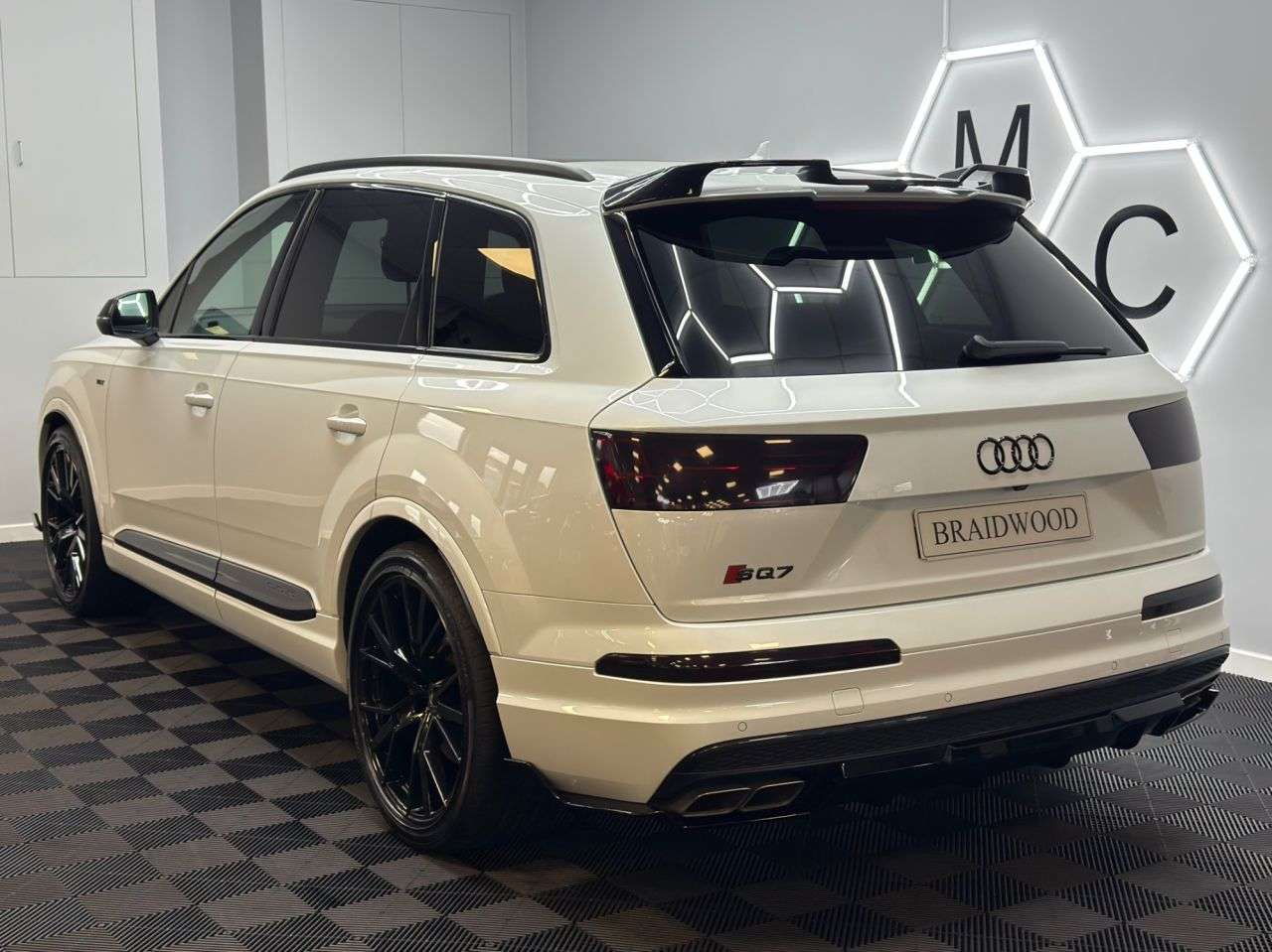 A 2017 AUDI SQ7 4.0 TDI V8 SUV 5dr Diesel Tiptronic quattro Euro 6 (s/s) (435 ps) A 2017 AUDI SQ7 4.0 TDI V8 SUV 5dr Diesel Tiptronic quattro Euro 6 (s/s) (435 ps)