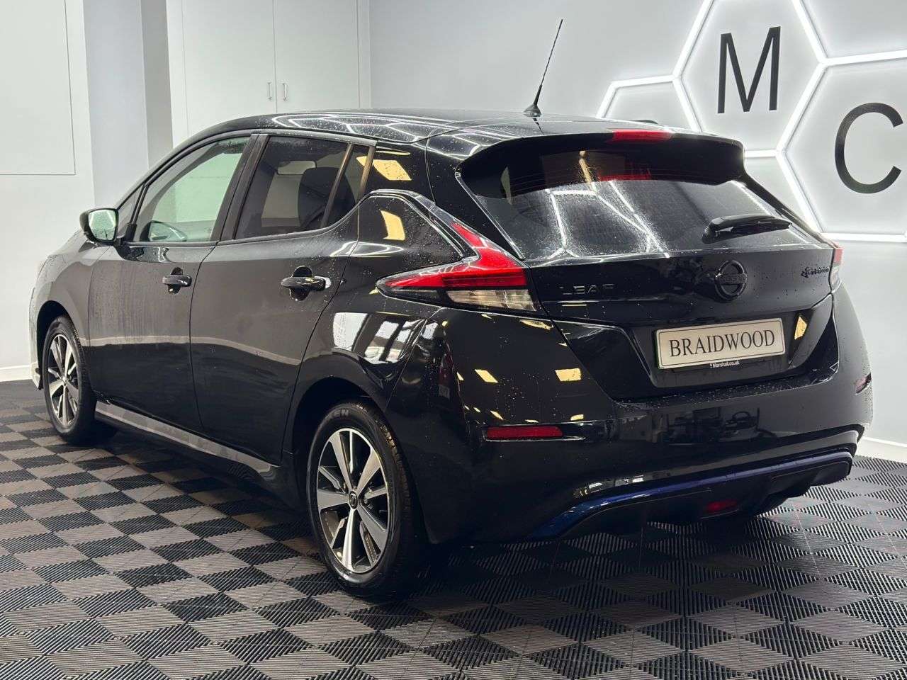 A 2020 NISSAN LEAF 40kWh Acenta Hatchback 5dr Electric Auto (150 ps) A 2020 NISSAN LEAF 40kWh Acenta Hatchback 5dr Electric Auto (150 ps)