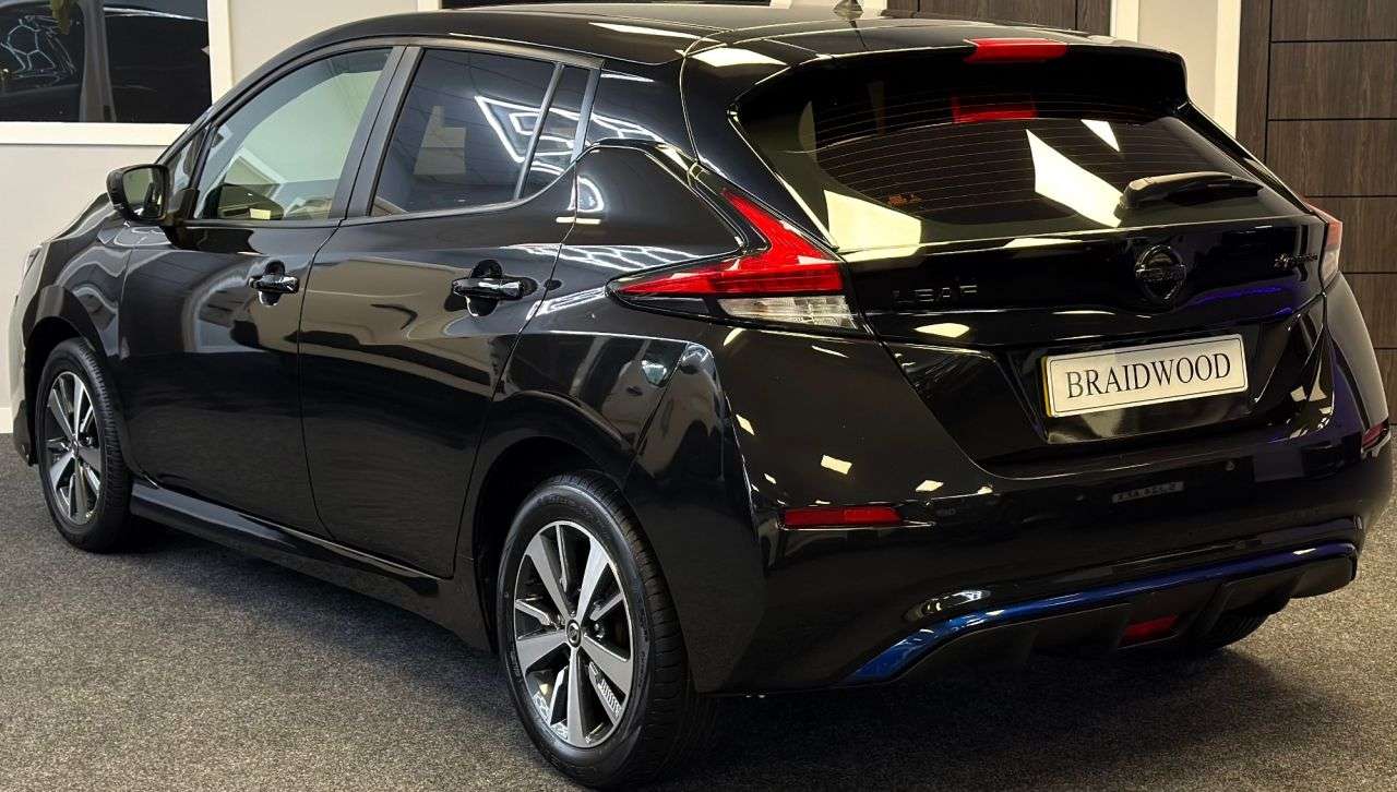 A 2020 NISSAN LEAF 40kWh Acenta Hatchback 5dr Electric Auto (150 ps) A 2020 NISSAN LEAF 40kWh Acenta Hatchback 5dr Electric Auto (150 ps)