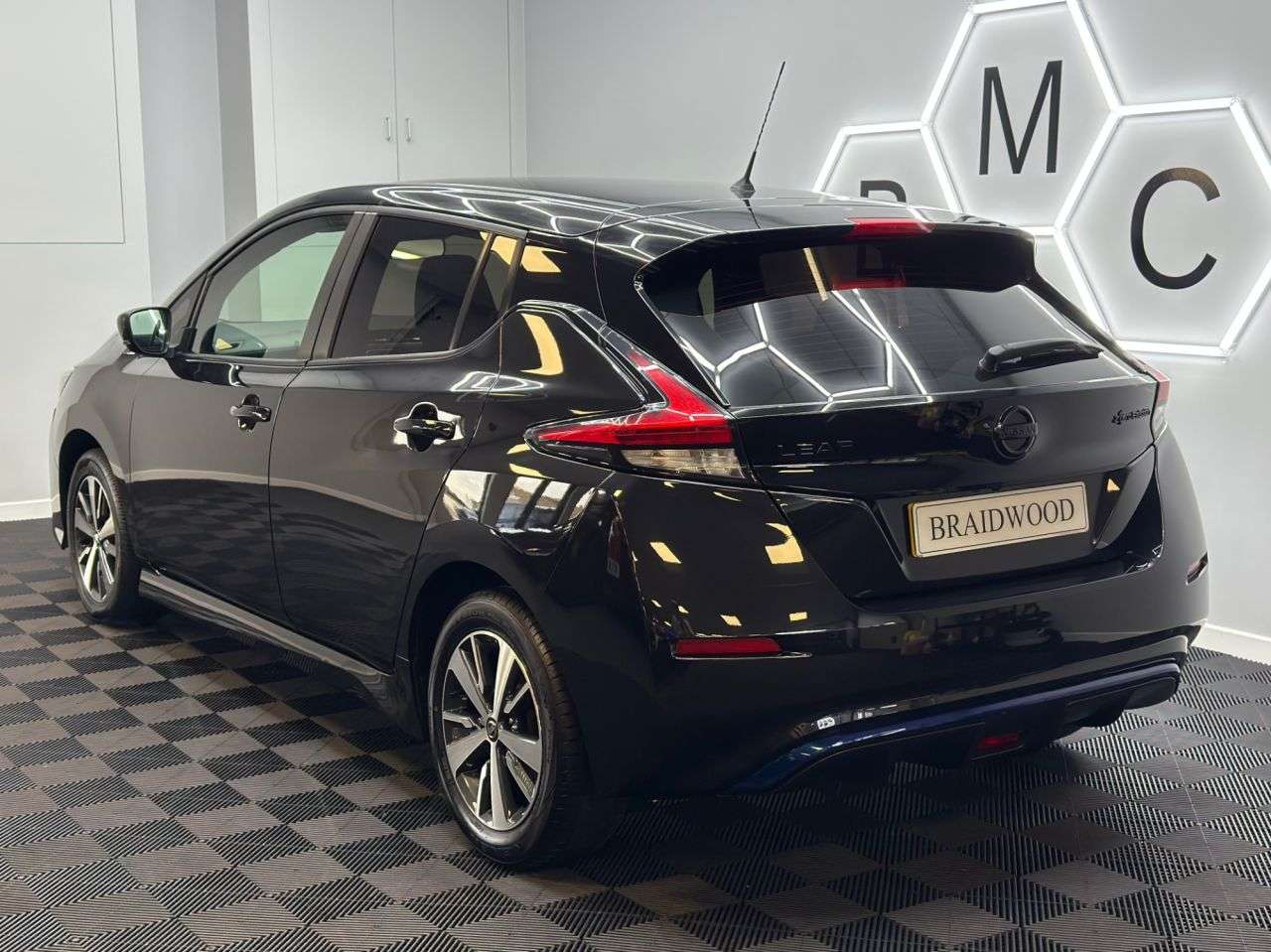 A 2020 NISSAN LEAF 40kWh Acenta Hatchback 5dr Electric Auto (150 ps) A 2020 NISSAN LEAF 40kWh Acenta Hatchback 5dr Electric Auto (150 ps)