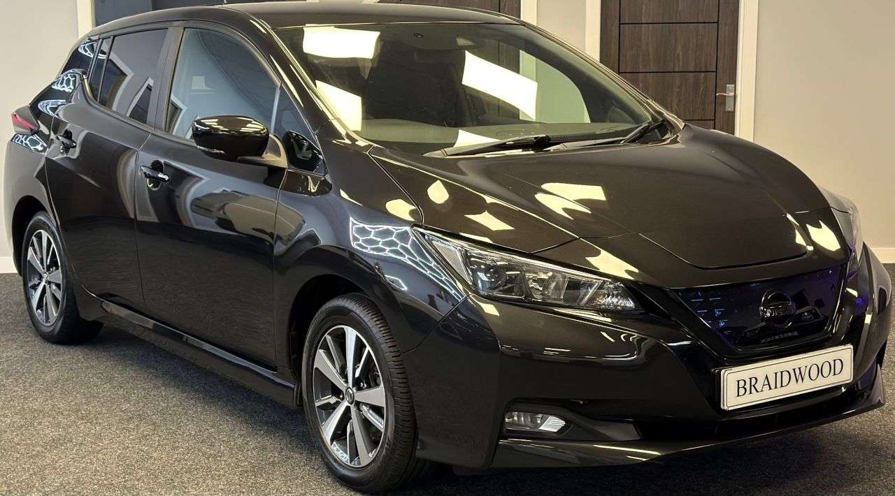 A 2020 NISSAN LEAF 40kWh Acenta Hatchback 5dr Electric Auto (150 ps) A 2020 NISSAN LEAF 40kWh Acenta Hatchback 5dr Electric Auto (150 ps)