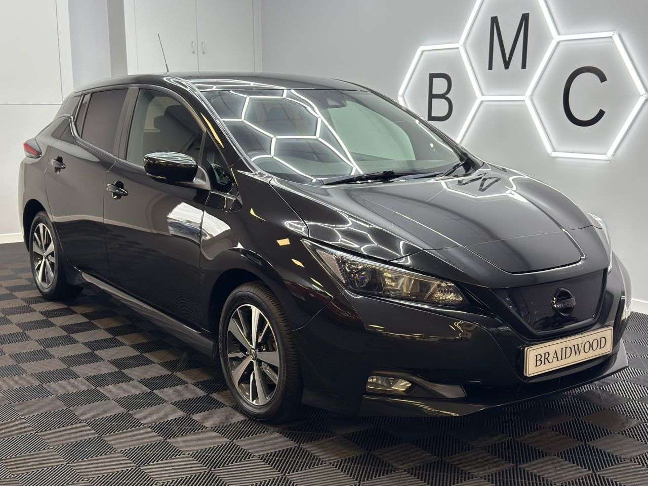 A 2020 NISSAN LEAF 40kWh Acenta Hatchback 5dr Electric Auto (150 ps) A 2020 NISSAN LEAF 40kWh Acenta Hatchback 5dr Electric Auto (150 ps)