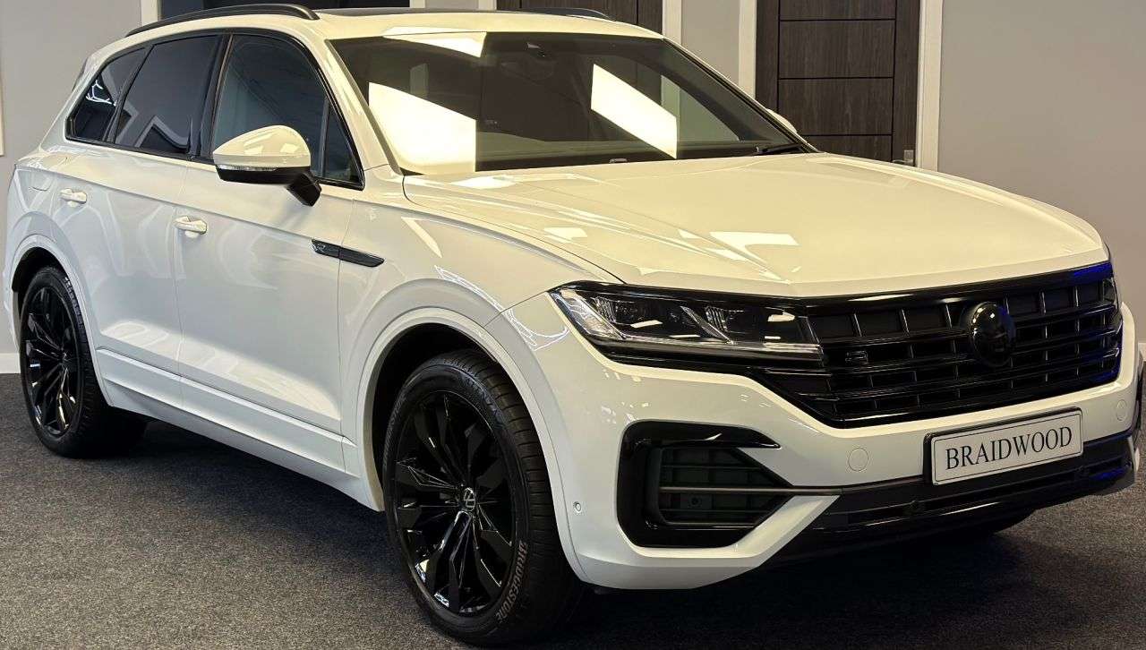 A 2023 VOLKSWAGEN TOUAREG 3.0 TDI V6 R-Line Tech Plus SUV 5dr Diesel Tiptronic 4Motion Euro 6 (s/s) ( A 2023 VOLKSWAGEN TOUAREG 3.0 TDI V6 R-Line Tech Plus SUV 5dr Diesel Tiptronic 4Motion Euro 6 (s/s) (