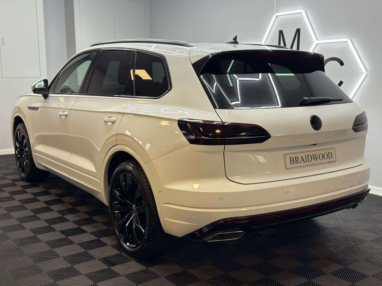 A 2023 VOLKSWAGEN TOUAREG 3.0 TDI V6 R-Line Tech Plus SUV 5dr Diesel Tiptronic 4Motion Euro 6 (s/s) ( A 2023 VOLKSWAGEN TOUAREG 3.0 TDI V6 R-Line Tech Plus SUV 5dr Diesel Tiptronic 4Motion Euro 6 (s/s) (