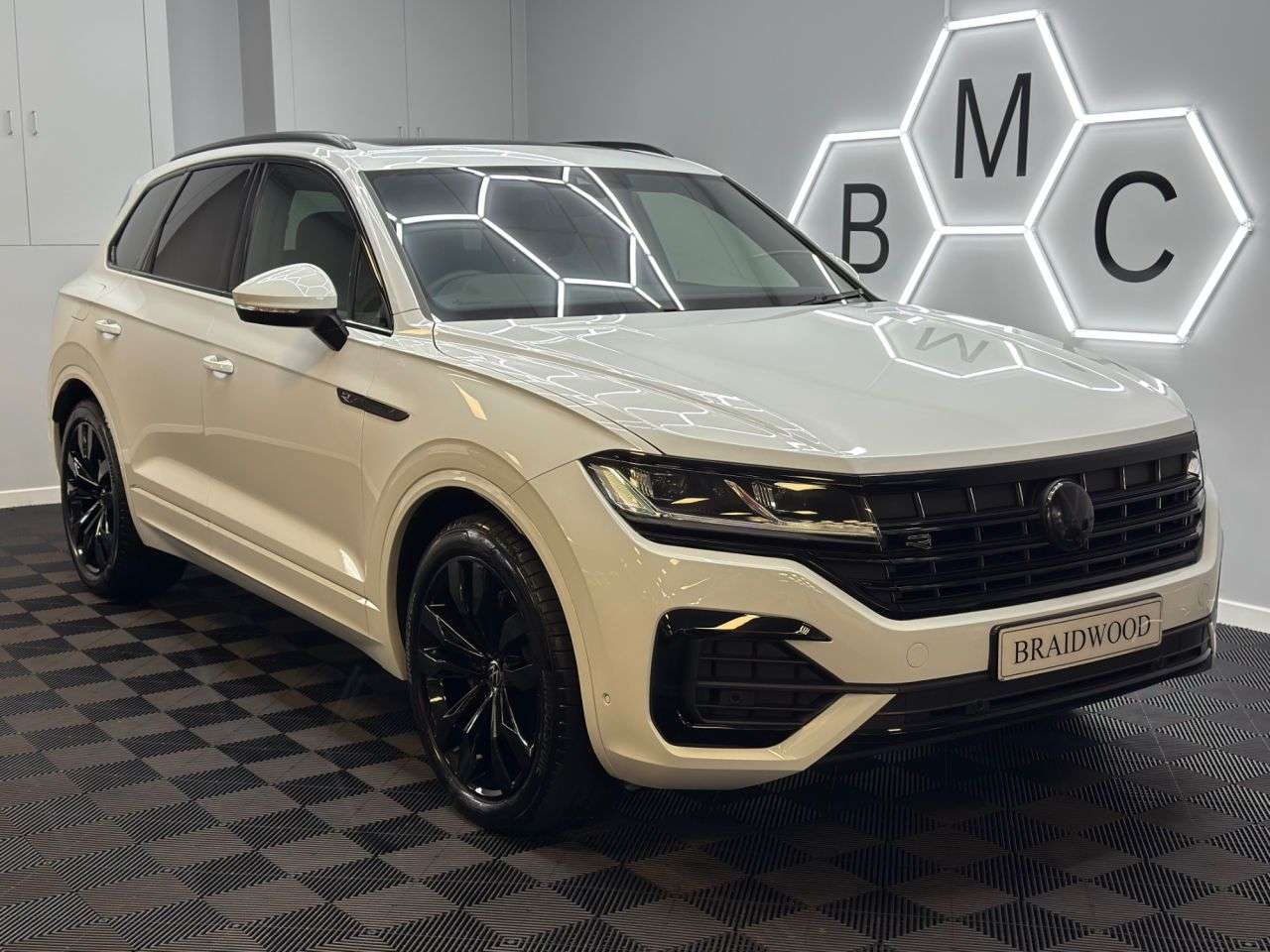 A 2023 VOLKSWAGEN TOUAREG 3.0 TDI V6 R-Line Tech Plus SUV 5dr Diesel Tiptronic 4Motion Euro 6 (s/s) ( A 2023 VOLKSWAGEN TOUAREG 3.0 TDI V6 R-Line Tech Plus SUV 5dr Diesel Tiptronic 4Motion Euro 6 (s/s) (