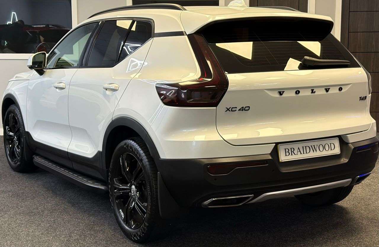 A 2019 VOLVO XC40 2.0 T4 Inscription Pro SUV 5dr Petrol Auto AWD Euro 6 (s/s) (190 ps) A 2019 VOLVO XC40 2.0 T4 Inscription Pro SUV 5dr Petrol Auto AWD Euro 6 (s/s) (190 ps)
