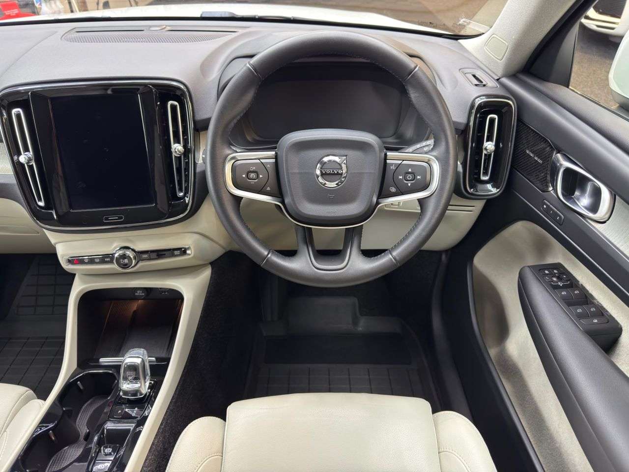 2019 VOLVO XC40 2019 VOLVO XC40