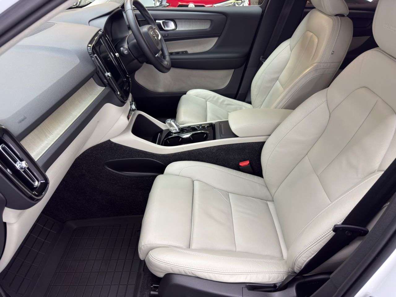 2019 VOLVO XC40 2019 VOLVO XC40