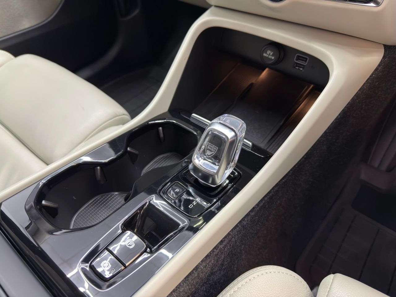 2019 VOLVO XC40 2019 VOLVO XC40