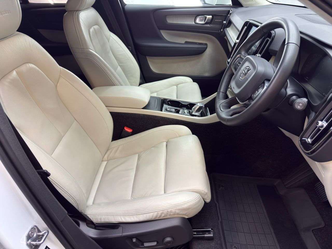 2019 VOLVO XC40 2019 VOLVO XC40