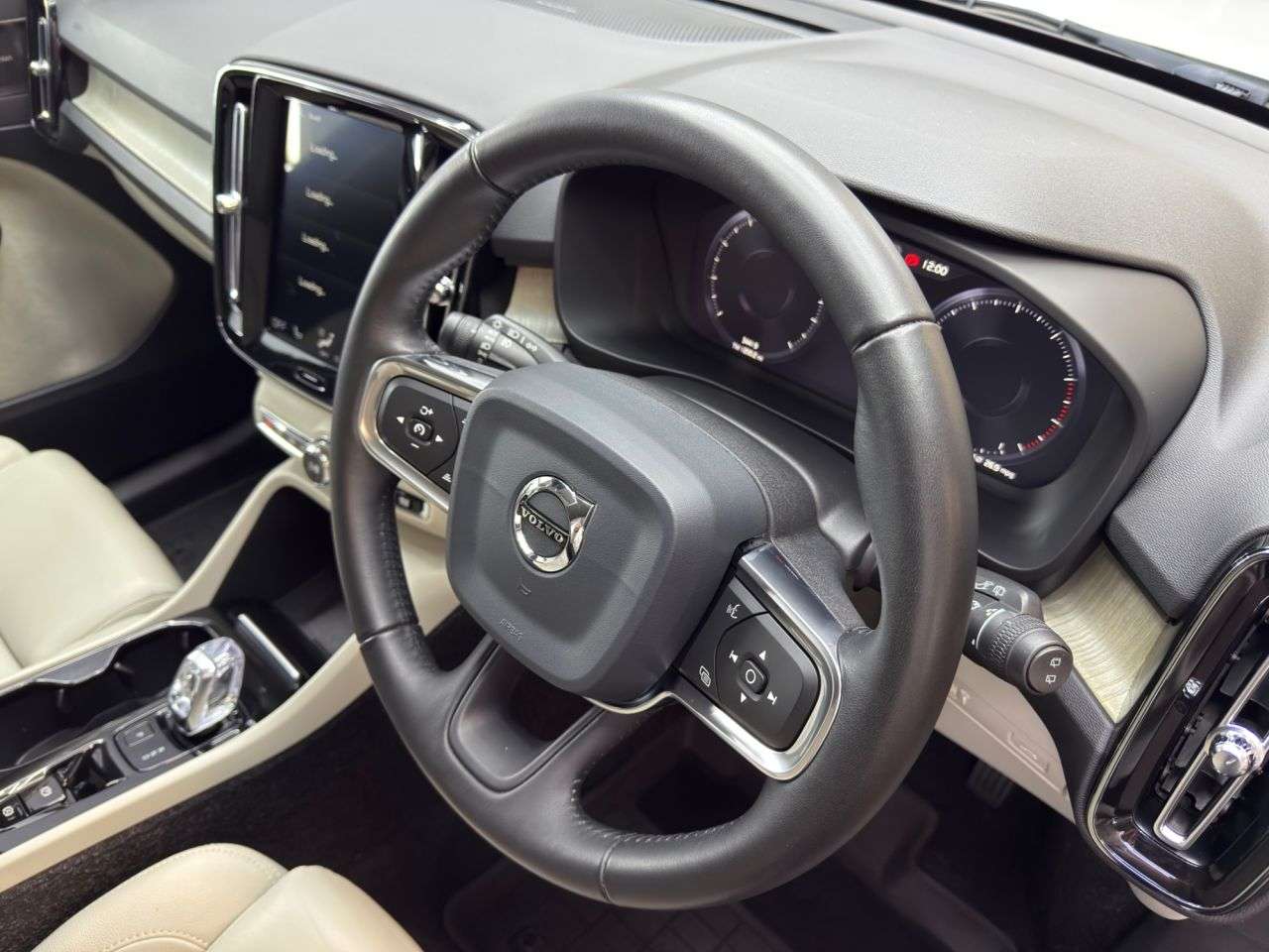 2019 VOLVO XC40 2019 VOLVO XC40