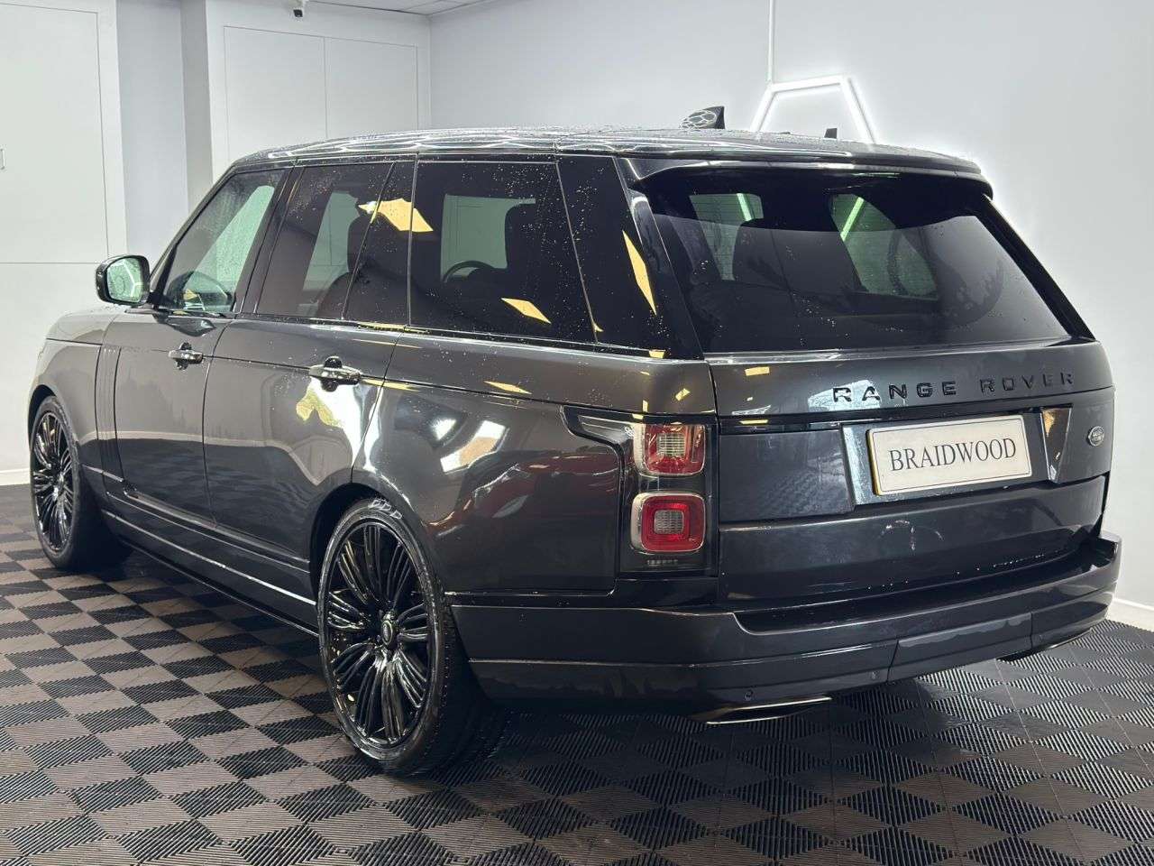 A 2021 LAND ROVER RANGE ROVER 3.0 D300 MHEV Westminster Black SUV 5dr Diesel Auto 4WD Euro 6 (s/s) (300 p A 2021 LAND ROVER RANGE ROVER 3.0 D300 MHEV Westminster Black SUV 5dr Diesel Auto 4WD Euro 6 (s/s) (300 p