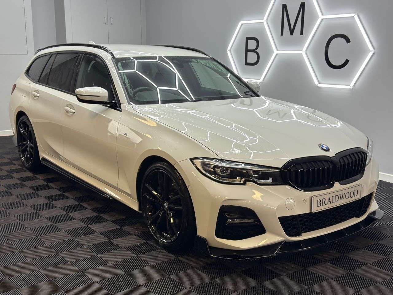 A 2021 BMW 3 SERIES 2.0 320d MHT M Sport Touring 5dr Diesel Hybrid Auto Euro 6 (s/s) (190 ps) A 2021 BMW 3 SERIES 2.0 320d MHT M Sport Touring 5dr Diesel Hybrid Auto Euro 6 (s/s) (190 ps)