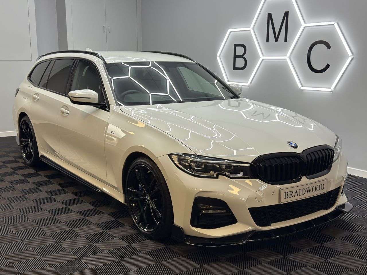 A 2021 BMW 3 SERIES 2.0 320d MHT M Sport Touring 5dr Diesel Hybrid Auto Euro 6 (s/s) (190 ps) A 2021 BMW 3 SERIES 2.0 320d MHT M Sport Touring 5dr Diesel Hybrid Auto Euro 6 (s/s) (190 ps)