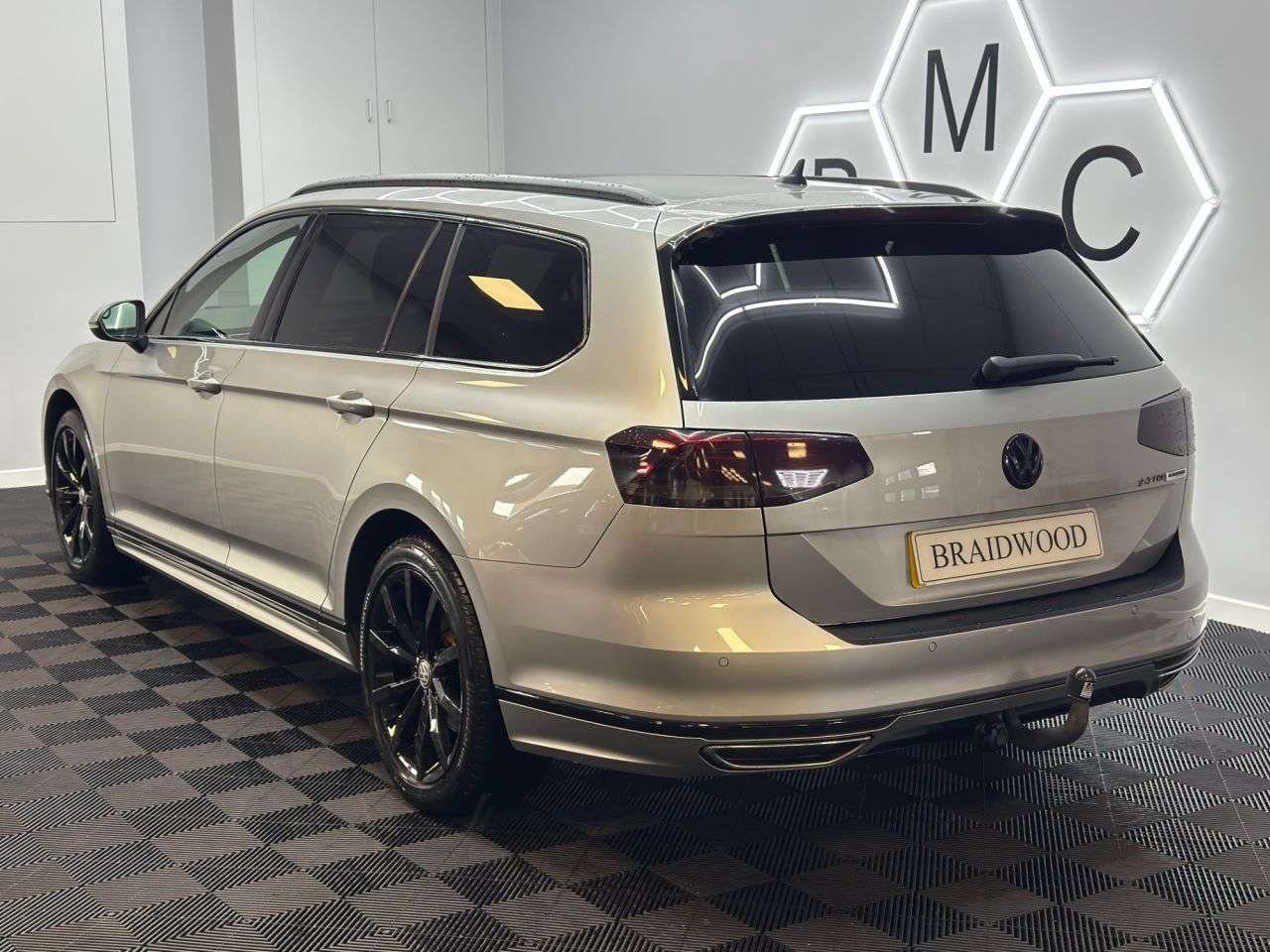 A 2017 VOLKSWAGEN PASSAT 2.0 TDI R-Line Estate 5dr Diesel Manual Euro 6 (s/s) (190 ps) A 2017 VOLKSWAGEN PASSAT 2.0 TDI R-Line Estate 5dr Diesel Manual Euro 6 (s/s) (190 ps)