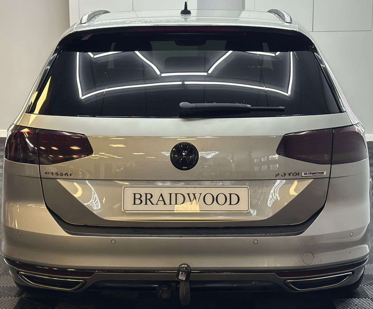 A 2017 VOLKSWAGEN PASSAT 2.0 TDI R-Line Estate 5dr Diesel Manual Euro 6 (s/s) (190 ps) A 2017 VOLKSWAGEN PASSAT 2.0 TDI R-Line Estate 5dr Diesel Manual Euro 6 (s/s) (190 ps)