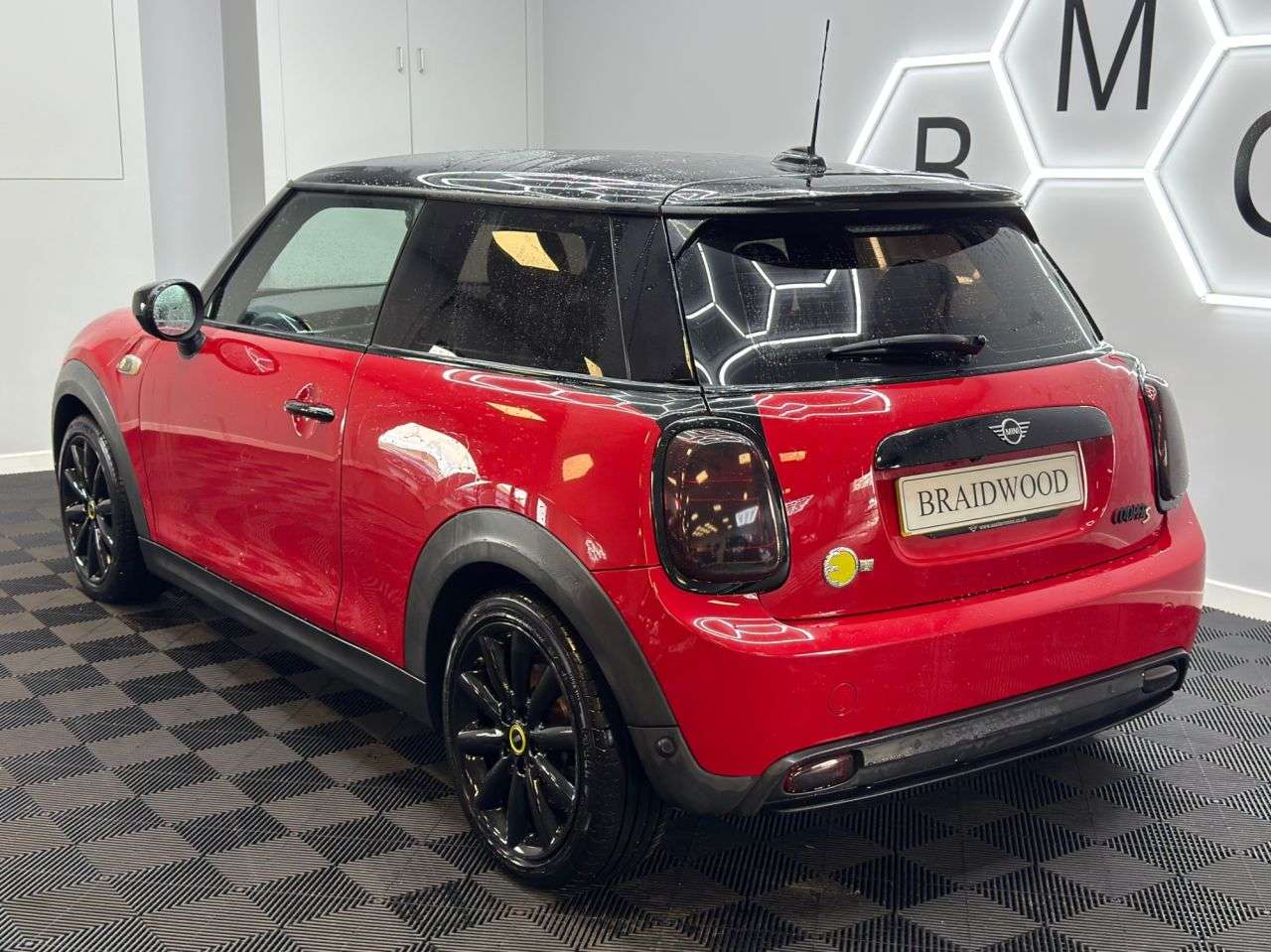 A 2020 MINI ELECTRIC HATCH Cooper SE 32.6kWh Level 2 Hatchback 3dr Electric Auto (184 ps) A 2020 MINI ELECTRIC HATCH Cooper SE 32.6kWh Level 2 Hatchback 3dr Electric Auto (184 ps)