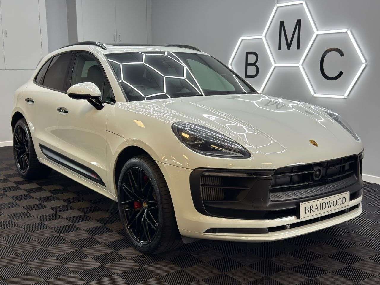 A 2022 PORSCHE MACAN 2.9T V6 GTS SUV 5dr Petrol PDK 4WD Euro 6 (s/s) (440 ps) A 2022 PORSCHE MACAN 2.9T V6 GTS SUV 5dr Petrol PDK 4WD Euro 6 (s/s) (440 ps)