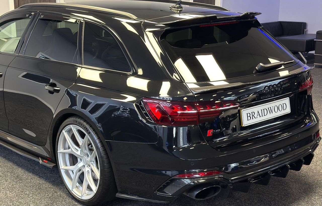 A 2022 AUDI RS4 AVANT 2.9 TFSI V6 Carbon Black Estate 5dr Petrol Tiptronic quattro Euro 6 (s/s) ( A 2022 AUDI RS4 AVANT 2.9 TFSI V6 Carbon Black Estate 5dr Petrol Tiptronic quattro Euro 6 (s/s) (