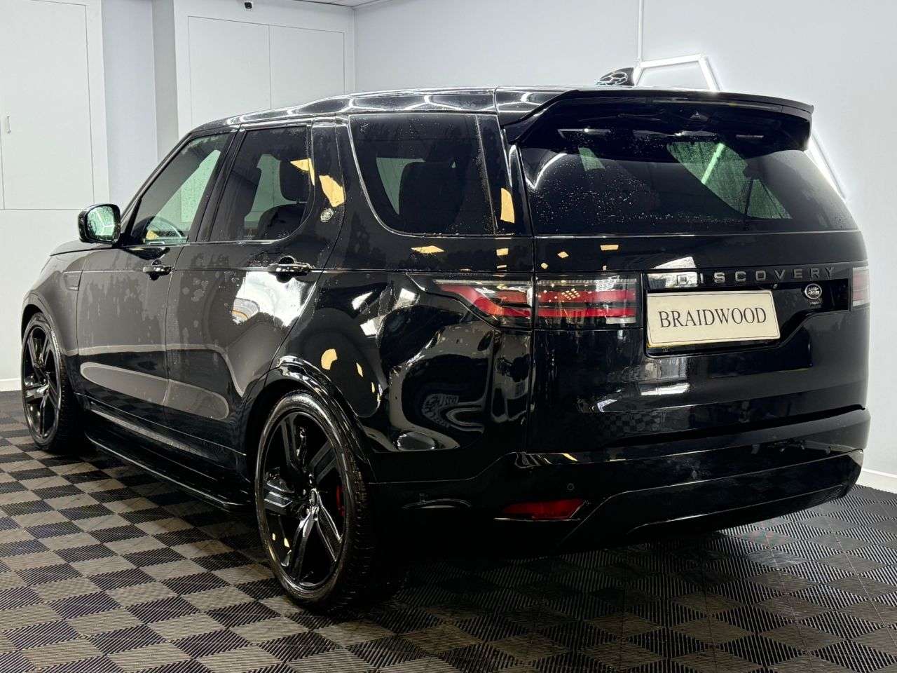 A 2021 LAND ROVER DISCOVERY 3.0 D300 MHEV R-Dynamic HSE SUV 5dr Diesel Auto 4WD Euro 6 (s/s) (300 ps) A 2021 LAND ROVER DISCOVERY 3.0 D300 MHEV R-Dynamic HSE SUV 5dr Diesel Auto 4WD Euro 6 (s/s) (300 ps)