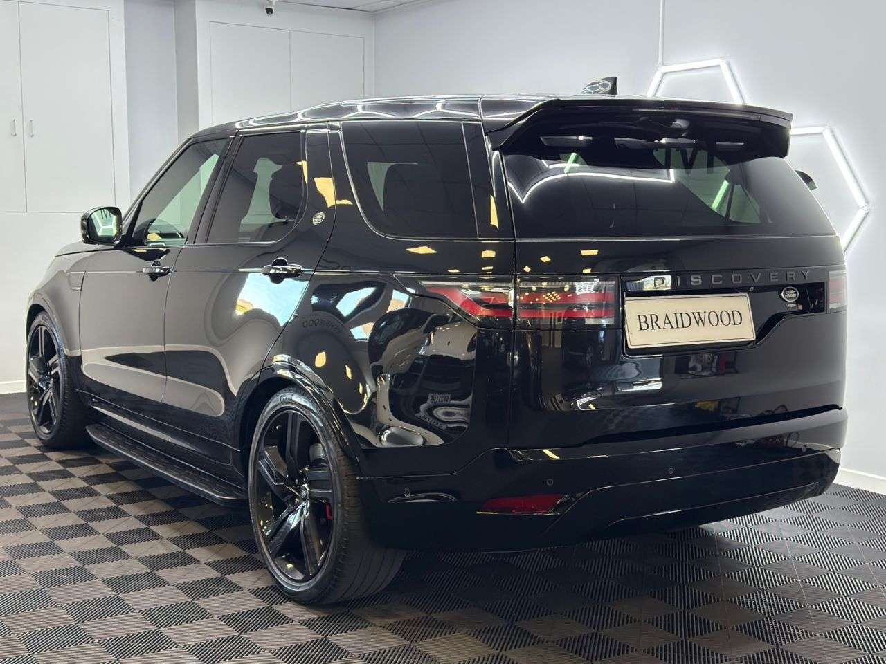 A 2021 LAND ROVER DISCOVERY 3.0 D300 MHEV R-Dynamic HSE SUV 5dr Diesel Auto 4WD Euro 6 (s/s) (300 ps) A 2021 LAND ROVER DISCOVERY 3.0 D300 MHEV R-Dynamic HSE SUV 5dr Diesel Auto 4WD Euro 6 (s/s) (300 ps)