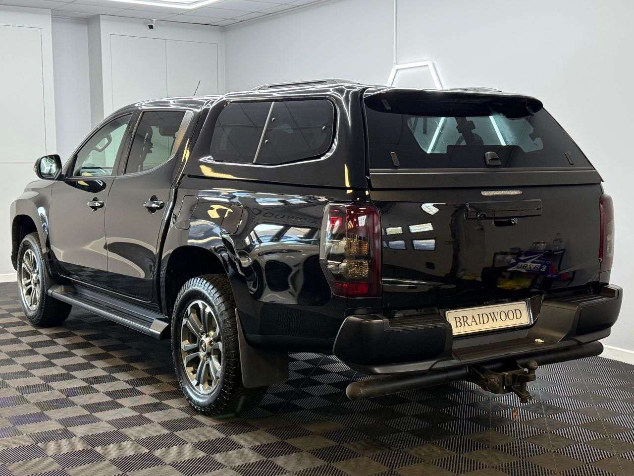 A 2021 MITSUBISHI L200 2.2 DI-D DC Barbarian Pickup Double Cab 4dr Diesel Manual 4WD Euro 6 (s/s) A 2021 MITSUBISHI L200 2.2 DI-D DC Barbarian Pickup Double Cab 4dr Diesel Manual 4WD Euro 6 (s/s)