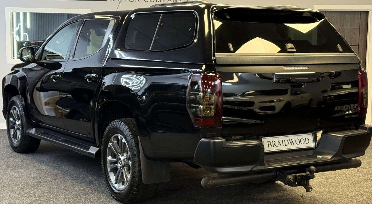 A 2021 MITSUBISHI L200 2.2 DI-D DC Barbarian Pickup Double Cab 4dr Diesel Manual 4WD Euro 6 (s/s) A 2021 MITSUBISHI L200 2.2 DI-D DC Barbarian Pickup Double Cab 4dr Diesel Manual 4WD Euro 6 (s/s)