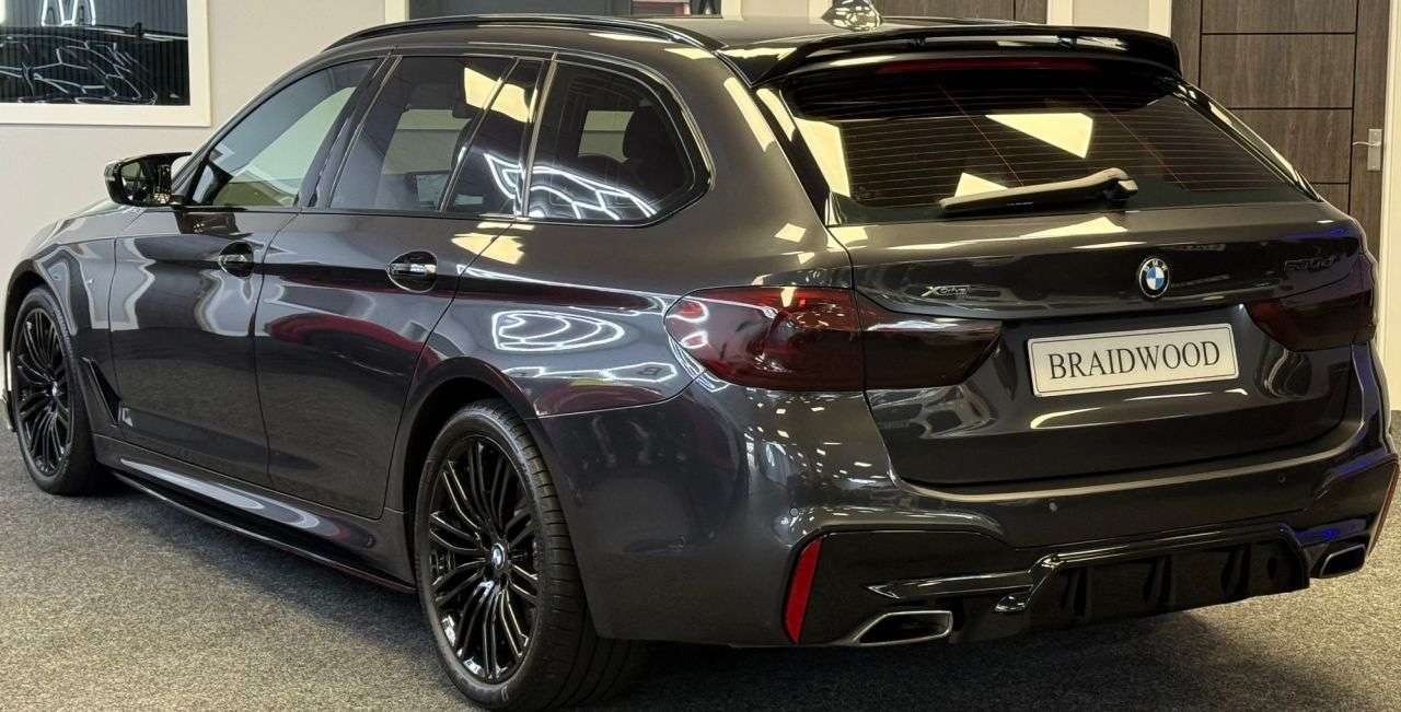 A 2018 BMW 5 SERIES 3.0 530d M Sport Touring 5dr Diesel Auto xDrive Euro 6 (s/s) (265 ps) A 2018 BMW 5 SERIES 3.0 530d M Sport Touring 5dr Diesel Auto xDrive Euro 6 (s/s) (265 ps)