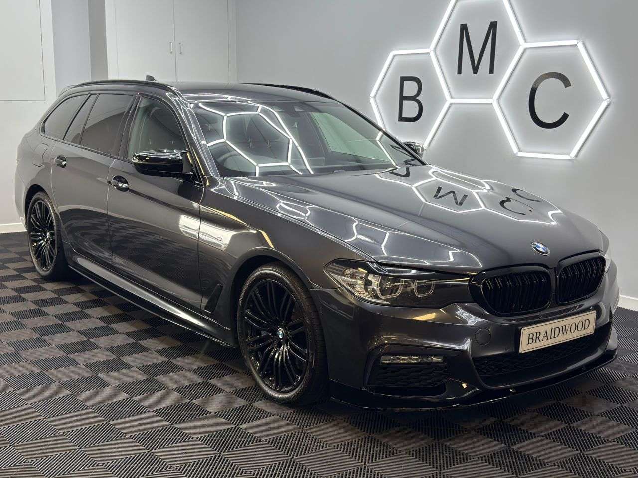 A 2018 BMW 5 SERIES 3.0 530d M Sport Touring 5dr Diesel Auto xDrive Euro 6 (s/s) (265 ps) A 2018 BMW 5 SERIES 3.0 530d M Sport Touring 5dr Diesel Auto xDrive Euro 6 (s/s) (265 ps)