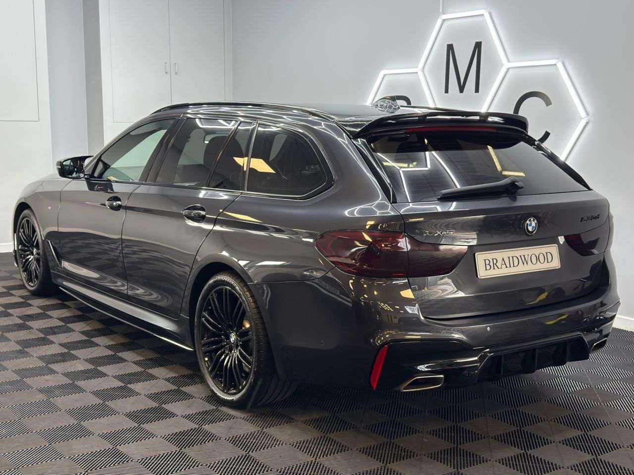 A 2018 BMW 5 SERIES 3.0 530d M Sport Touring 5dr Diesel Auto xDrive Euro 6 (s/s) (265 ps) A 2018 BMW 5 SERIES 3.0 530d M Sport Touring 5dr Diesel Auto xDrive Euro 6 (s/s) (265 ps)