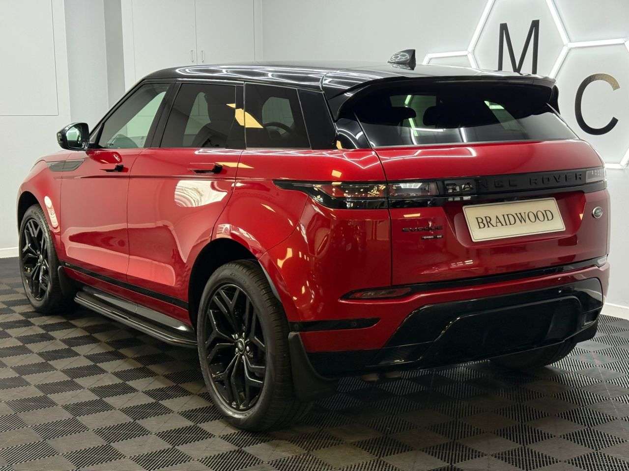 A 2019 LAND ROVER RANGE ROVER EVOQUE 2.0 D180 R-Dynamic SE SUV 5dr Diesel Auto 4WD Euro 6 (s/s) (180 ps) A 2019 LAND ROVER RANGE ROVER EVOQUE 2.0 D180 R-Dynamic SE SUV 5dr Diesel Auto 4WD Euro 6 (s/s) (180 ps)