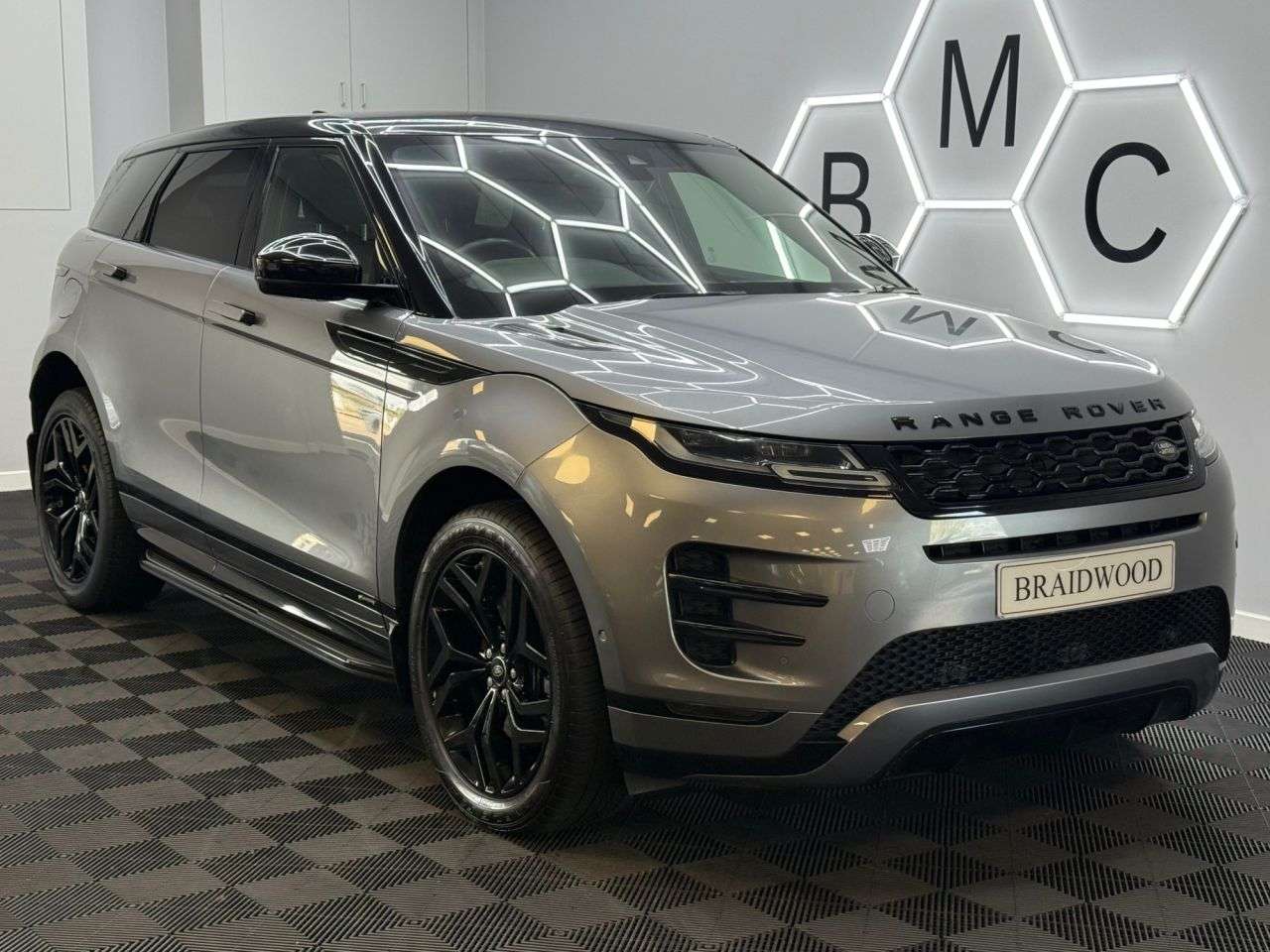 A 2019 LAND ROVER RANGE ROVER EVOQUE 2.0 D180 R-Dynamic SE SUV 5dr Diesel Auto 4WD Euro 6 (s/s) (180 ps) A 2019 LAND ROVER RANGE ROVER EVOQUE 2.0 D180 R-Dynamic SE SUV 5dr Diesel Auto 4WD Euro 6 (s/s) (180 ps)