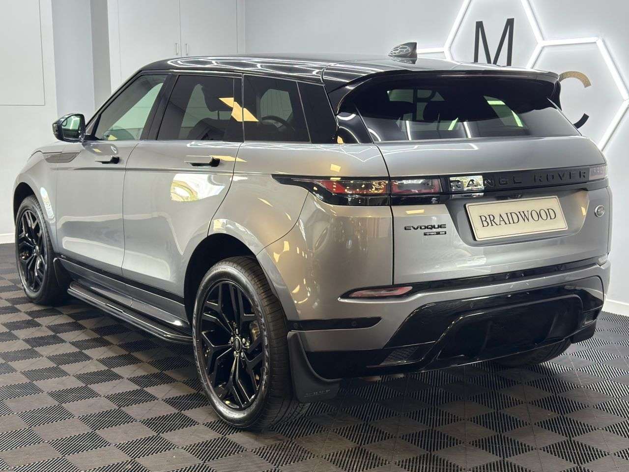 A 2019 LAND ROVER RANGE ROVER EVOQUE 2.0 D180 R-Dynamic SE SUV 5dr Diesel Auto 4WD Euro 6 (s/s) (180 ps) A 2019 LAND ROVER RANGE ROVER EVOQUE 2.0 D180 R-Dynamic SE SUV 5dr Diesel Auto 4WD Euro 6 (s/s) (180 ps)