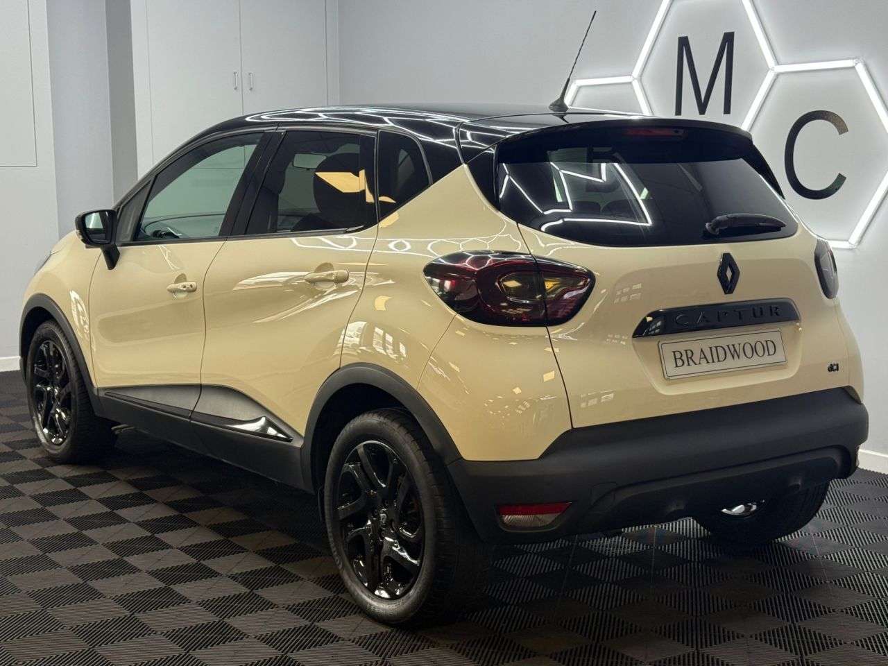 A 2016 RENAULT CAPTUR 1.5 dCi ENERGY Dynamique S Nav SUV 5dr Diesel Auto Euro 6 (s/s) (90 ps) A 2016 RENAULT CAPTUR 1.5 dCi ENERGY Dynamique S Nav SUV 5dr Diesel Auto Euro 6 (s/s) (90 ps)