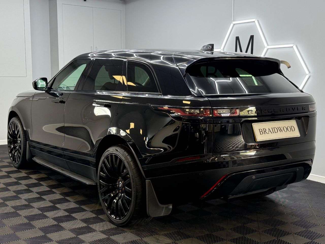 A 2017 LAND ROVER RANGE ROVER VELAR S A 2017 LAND ROVER RANGE ROVER VELAR S