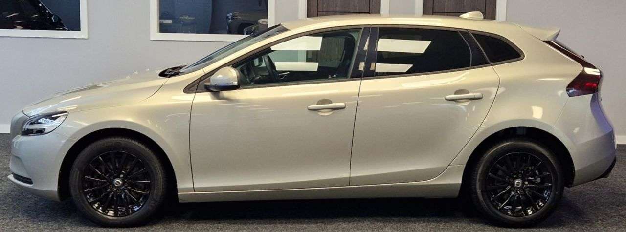 2017 VOLVO V40 2017 VOLVO V40