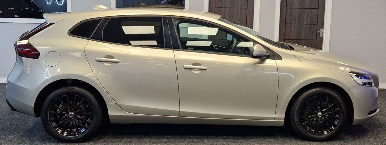 2017 VOLVO V40 2017 VOLVO V40