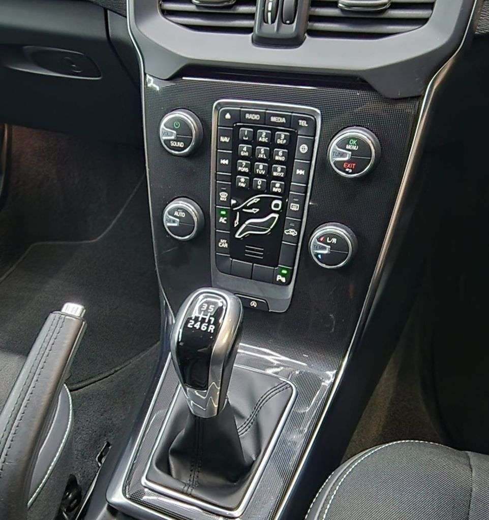 2017 VOLVO V40 2017 VOLVO V40
