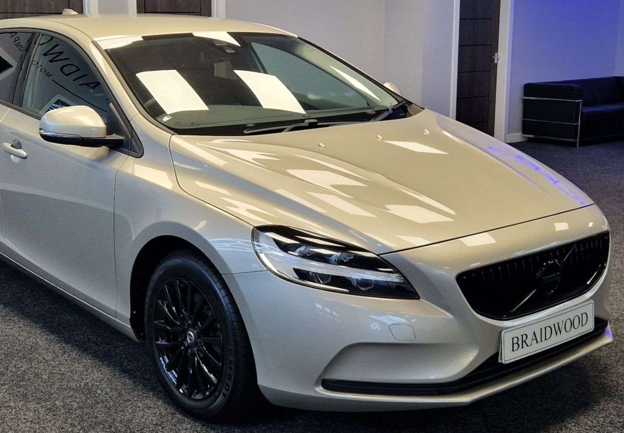 2017 VOLVO V40 2017 VOLVO V40