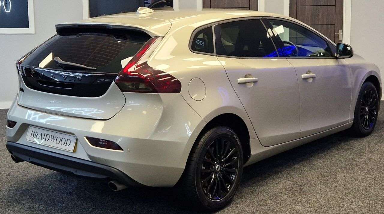 2017 VOLVO V40 2017 VOLVO V40