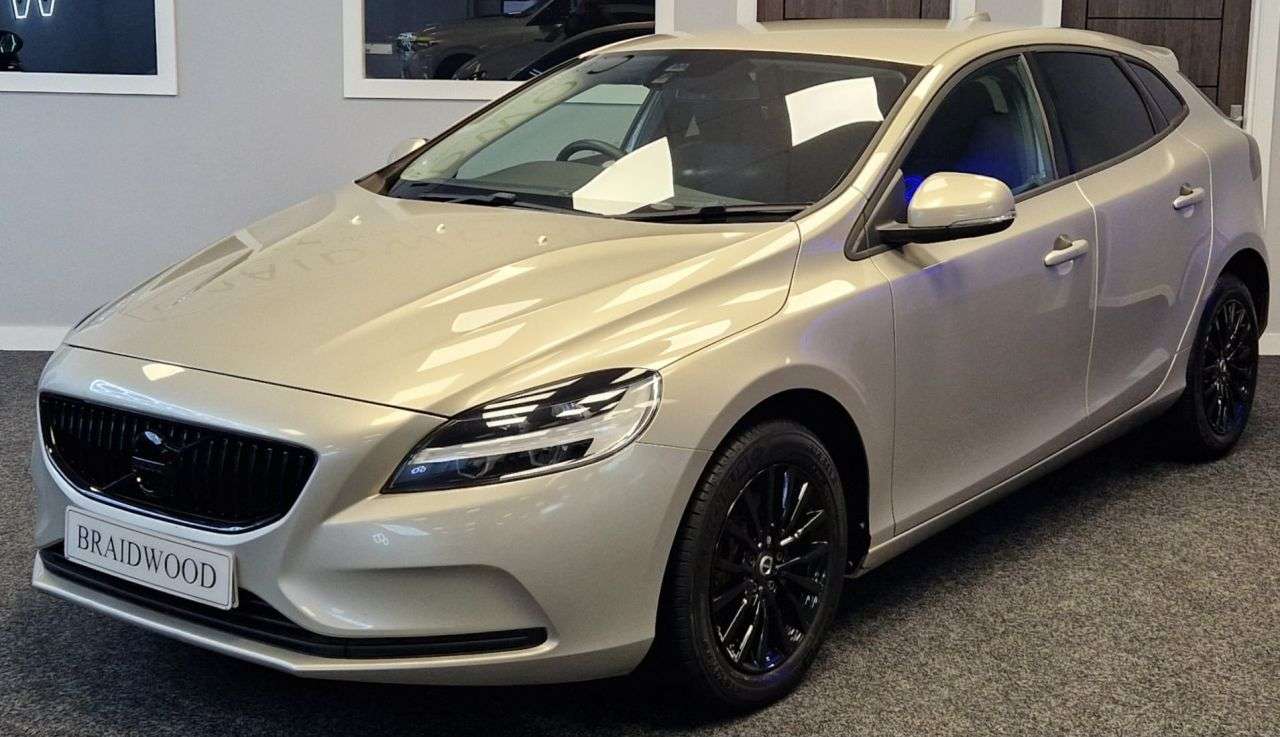 2017 VOLVO V40 2017 VOLVO V40
