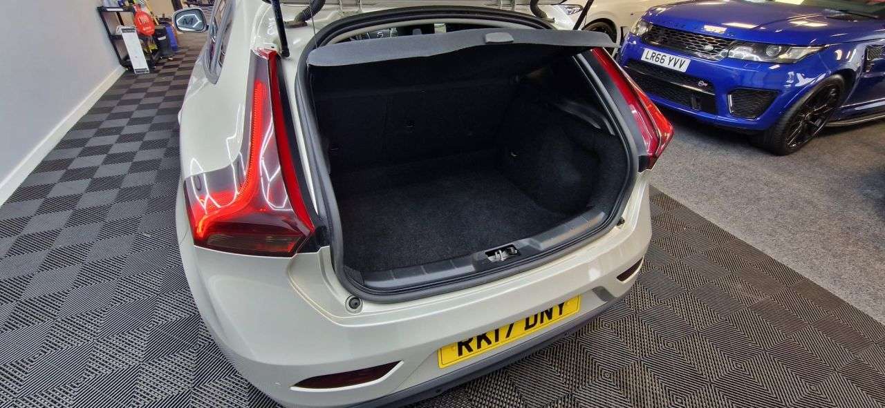 2017 VOLVO V40 2017 VOLVO V40