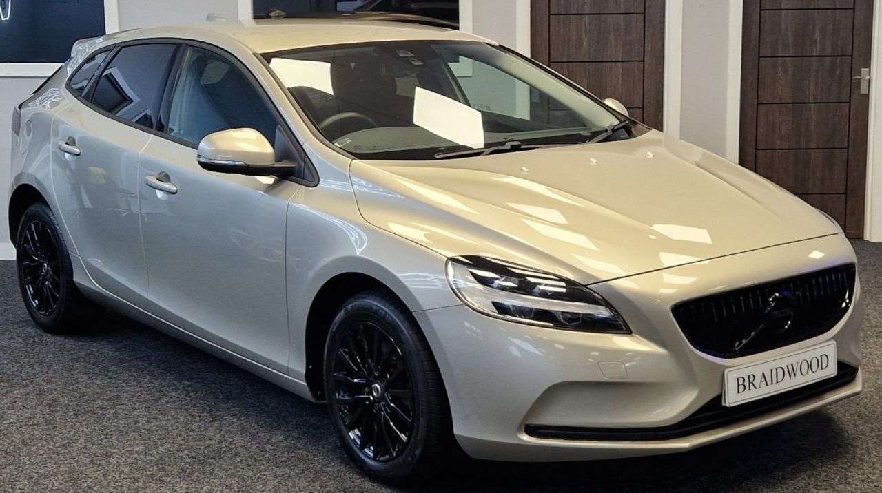 A 2017 VOLVO V40 2.0 D3 Momentum Nav Plus Hatchback 5dr Diesel Manual Euro 6 (s/s) (150 ps) A 2017 VOLVO V40 2.0 D3 Momentum Nav Plus Hatchback 5dr Diesel Manual Euro 6 (s/s) (150 ps)